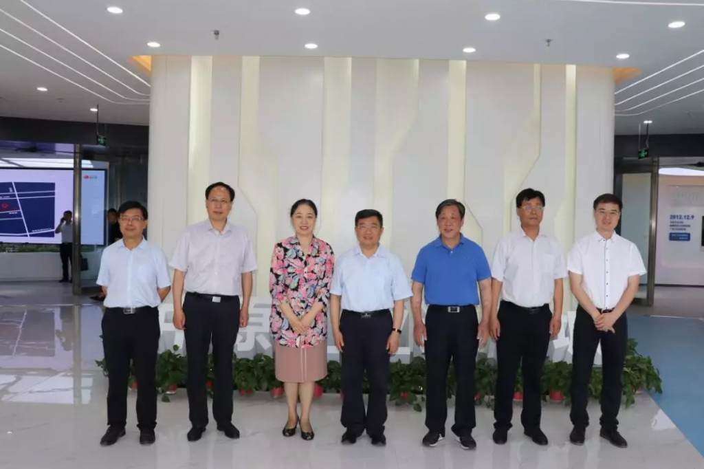 省政協(xié)副主席龔立群一行蒞臨中原工業(yè)設(shè)計城參觀指導(dǎo)