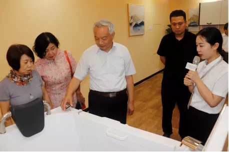 省政協(xié)常委、省政協(xié)港澳臺僑和外事委員會主任楊京偉一行蒞臨中原工業(yè)設(shè)計城參觀考察
