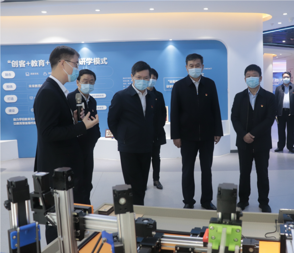 河南省委常委、鄭州市委書記徐立毅帶領鄭州市黨政考察團蒞臨中原工業設計城參觀考察