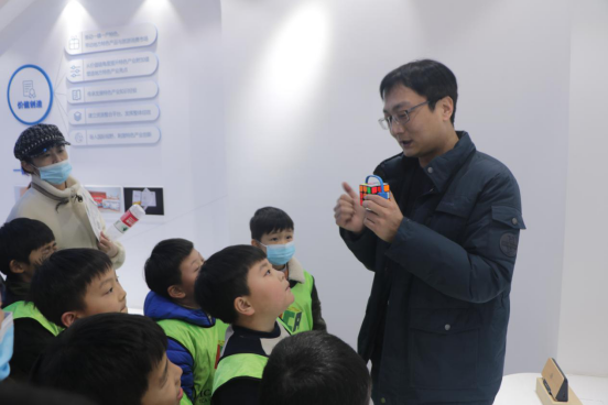 指尖競速—焦作市首屆ICA魔方段位認證考試在中原工業(yè)設(shè)計城成功舉辦