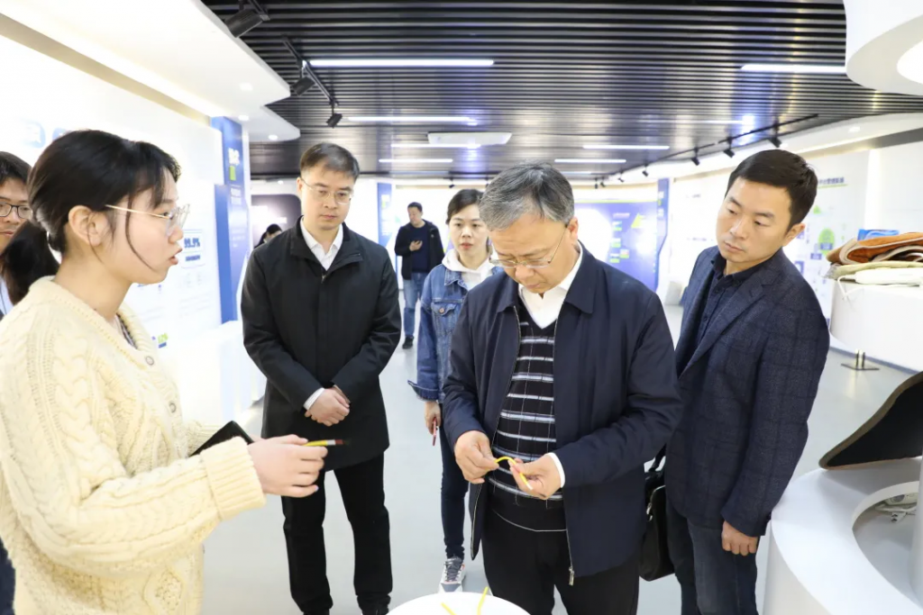 洛陽市工信局黨組成員、副局長李君一行蒞臨中原工業設計城參觀考察