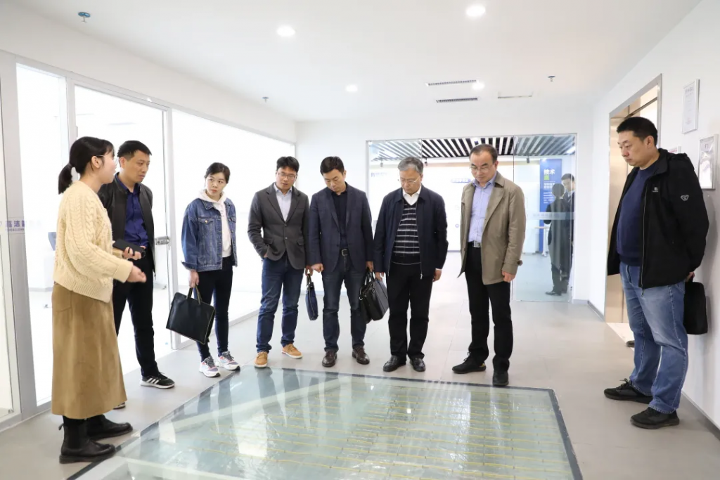 洛陽市工信局黨組成員、副局長李君一行蒞臨中原工業設計城參觀考察