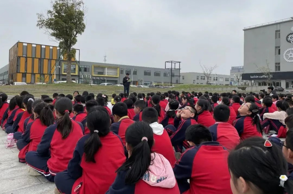 小小創(chuàng)客發(fā)明家 研學(xué)實(shí)踐顯身手