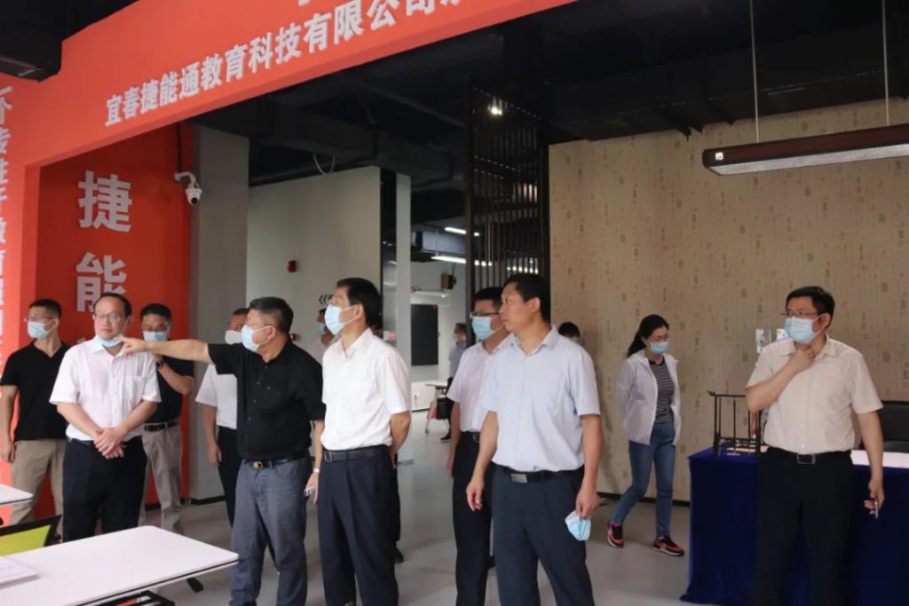 江西省副省長陳小平一行調(diào)研江西工業(yè)設(shè)計小鎮(zhèn)，他指出......
