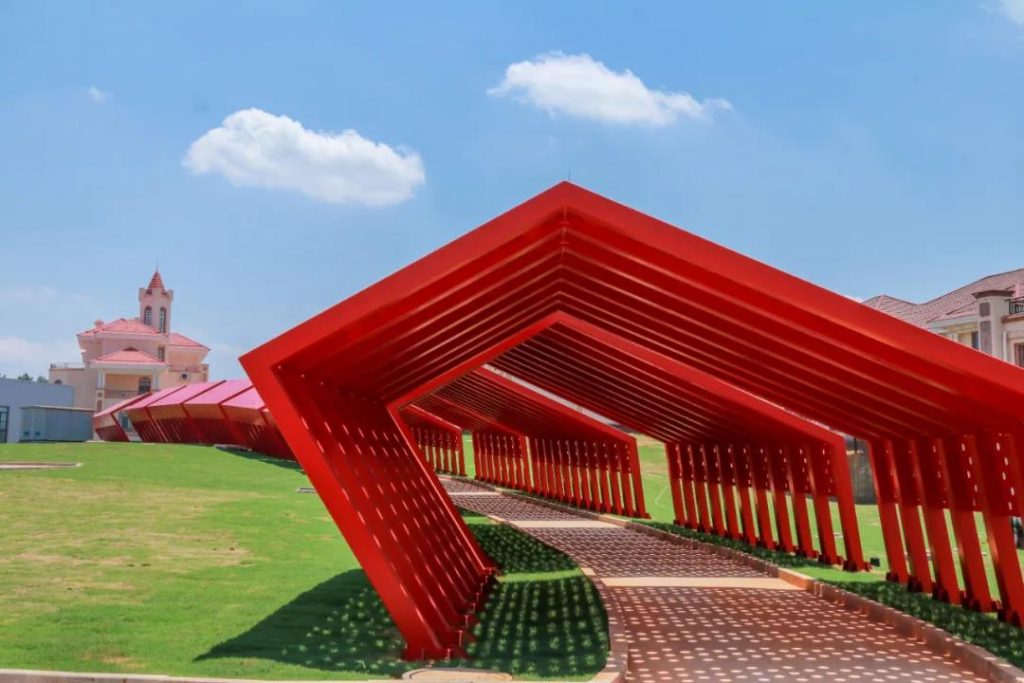 一場(chǎng)全亞洲的機(jī)器人大賽即將在設(shè)計(jì)小鎮(zhèn)盛大開幕...