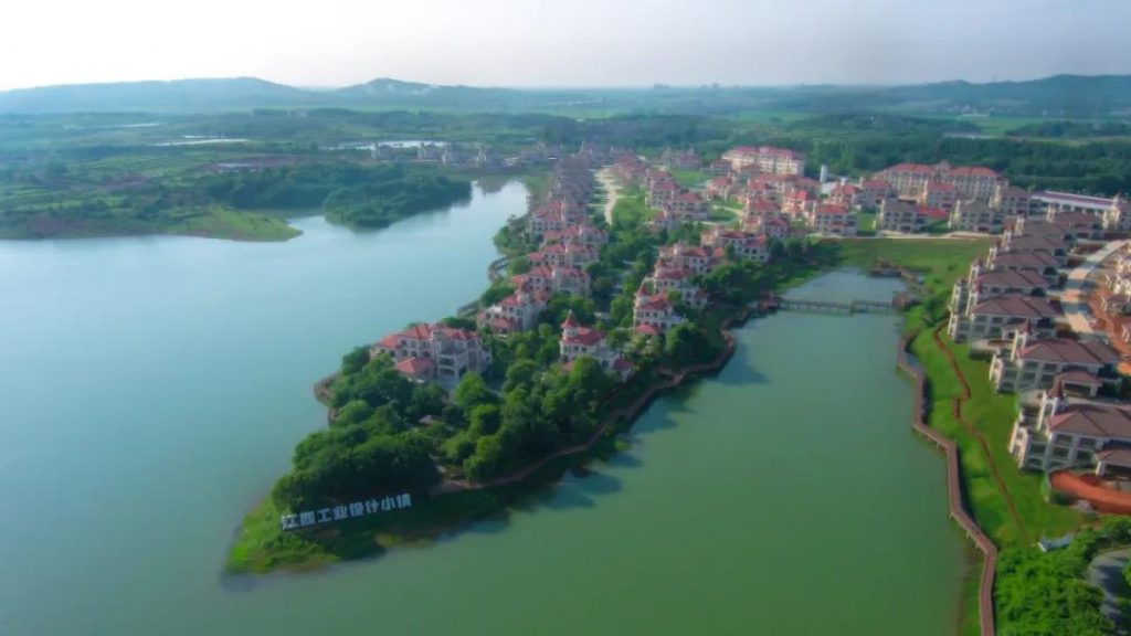 一場(chǎng)全亞洲的機(jī)器人大賽即將在設(shè)計(jì)小鎮(zhèn)盛大開幕...