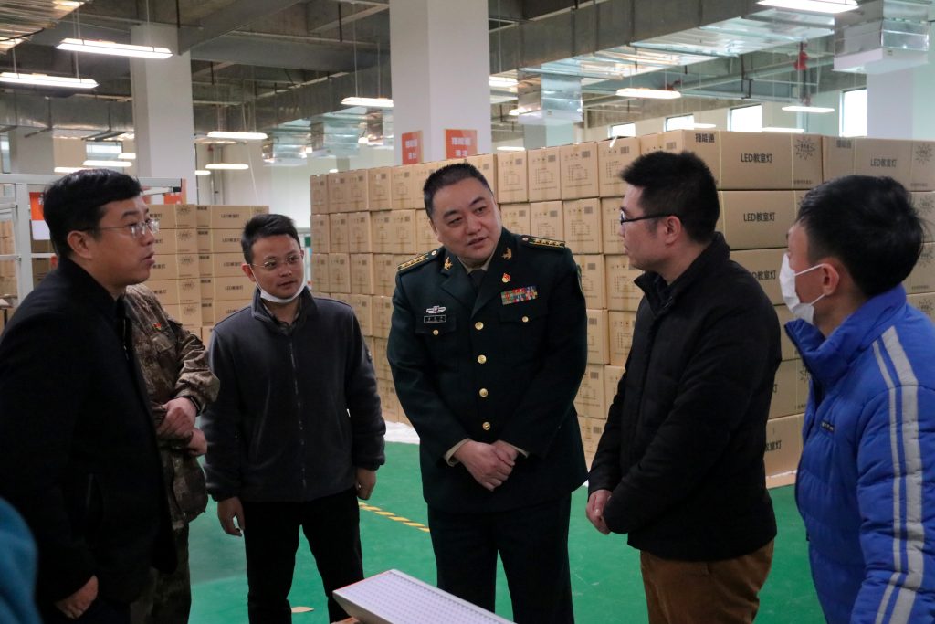 宜春市委常委、軍分區政委黃長平調研走訪中部教裝城，勉勵說……
