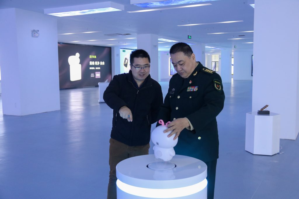 宜春市委常委、軍分區政委黃長平調研走訪中部教裝城，勉勵說……