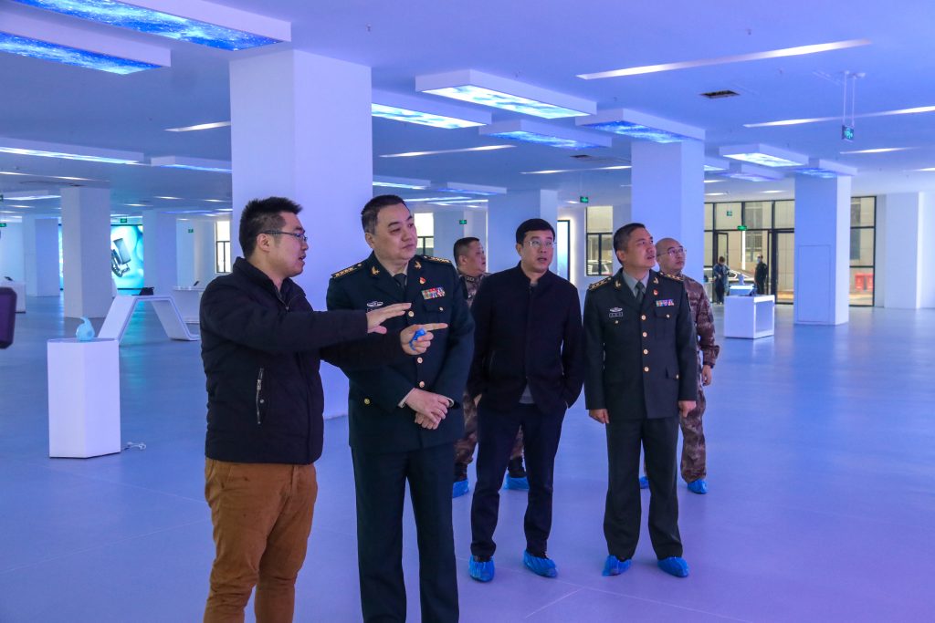 宜春市委常委、軍分區政委黃長平調研走訪中部教裝城，勉勵說……