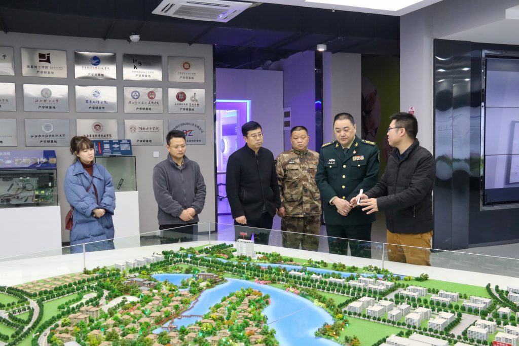 宜春市委常委、軍分區政委黃長平調研走訪中部教裝城，勉勵說……