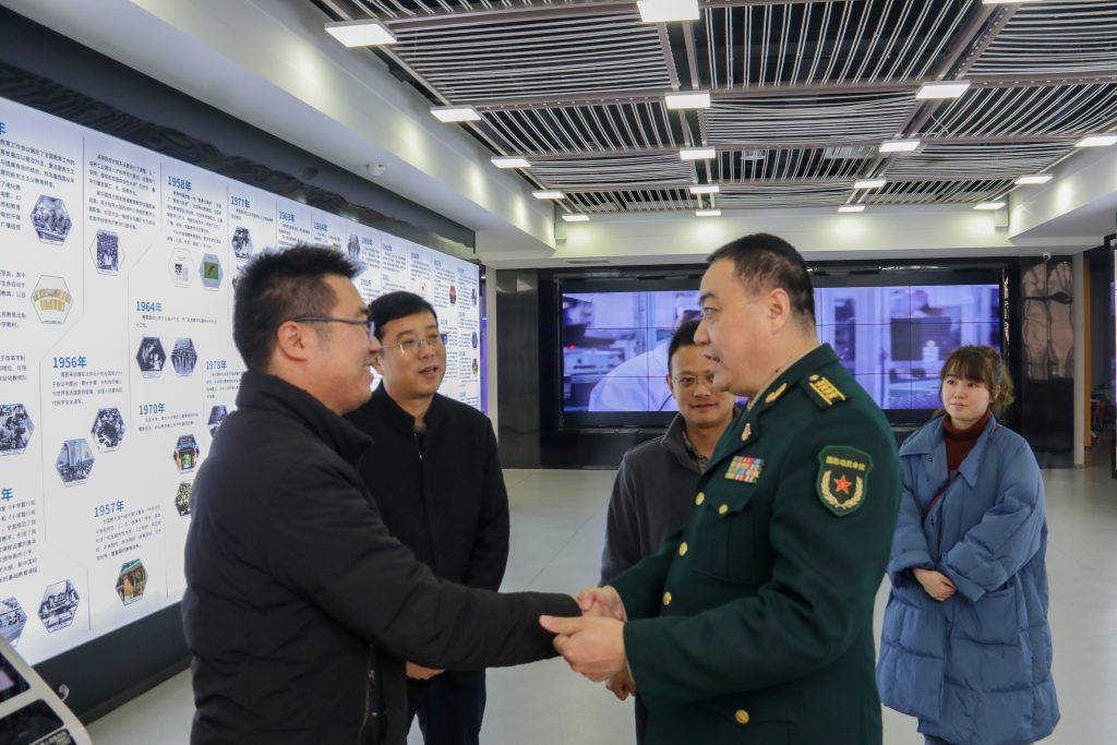 宜春市委常委、軍分區政委黃長平調研走訪中部教裝城，勉勵說……