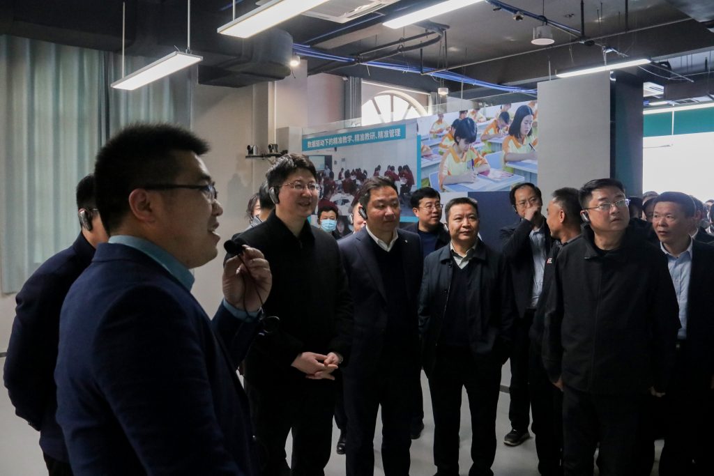 袁州區黨政代表團前來考察，他們這樣評價中部教裝城……