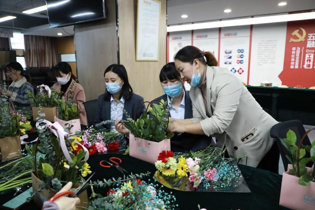 剪去浮華 | 中原工業(yè)設(shè)計城成功舉辦“以花之名·贈爾余香”花藝沙龍活動
