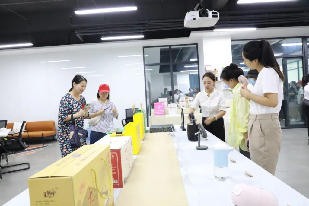 研學(xué)基地動態(tài)丨示范區(qū)教育局帶領(lǐng)骨干教師一行蒞臨設(shè)計城參觀研學(xué)基地