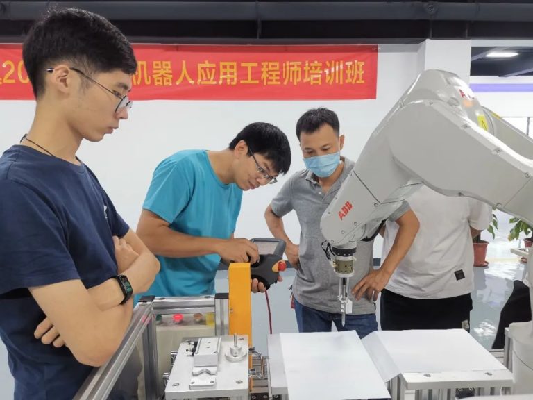 兩個月掌握工業(yè)機(jī)器人操作，設(shè)計城助力北滘培育智造人才！