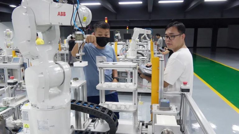兩個月掌握工業(yè)機(jī)器人操作，設(shè)計城助力北滘培育智造人才！