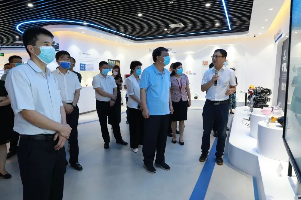 焦作市委常委、統戰部部長董炳麓一行蒞臨設計城參觀調研
