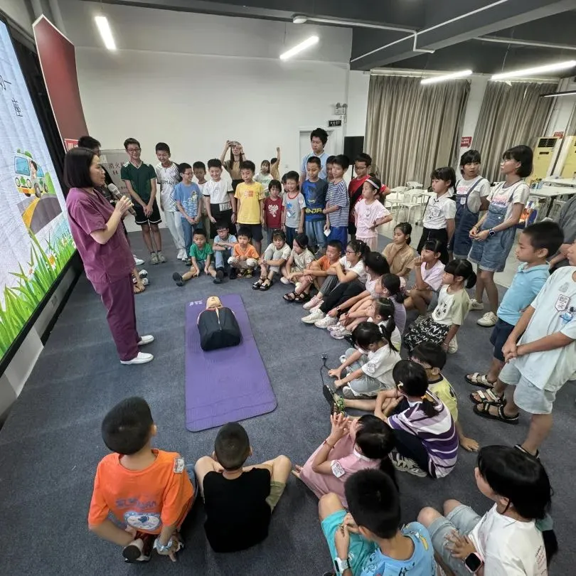 青春黨建+暑期托管，100名小小設(shè)計(jì)師玩轉(zhuǎn)“國(guó)潮學(xué)堂”！