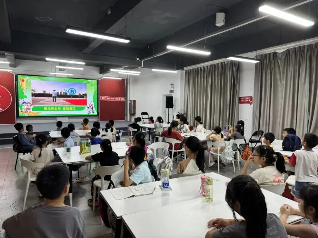 青春黨建+暑期托管，100名小小設(shè)計(jì)師玩轉(zhuǎn)“國(guó)潮學(xué)堂”！